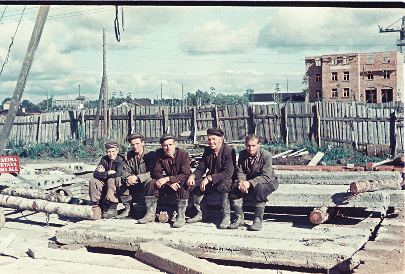 Negatiiv. Ehitusbrigaad