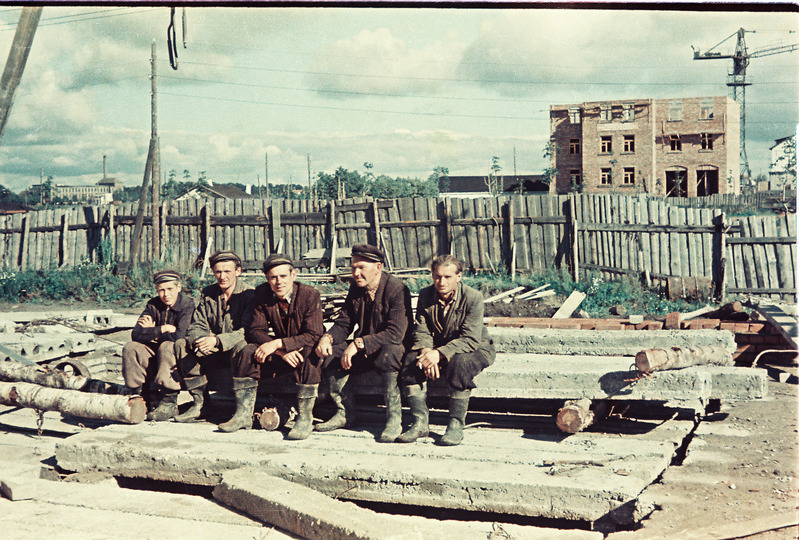 Negatiiv. Ehitusbrigaad