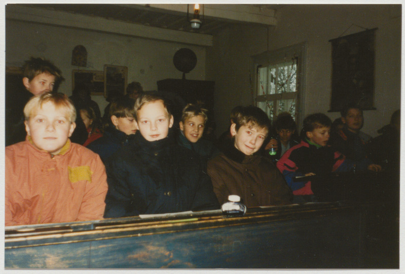 Foto "Lapsed Palamuse muuseumi klassitoas", 1990ndad