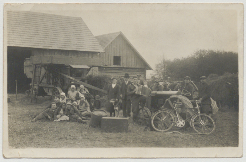 Foto "Talurahvas Rehe-Möldre? taluõuel"