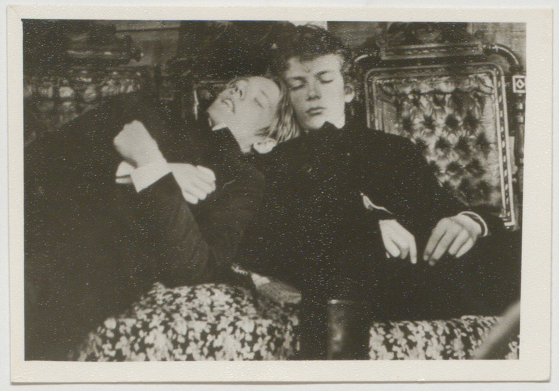 Stseen "Kevade" filmist. Toots ja Kiir magamas