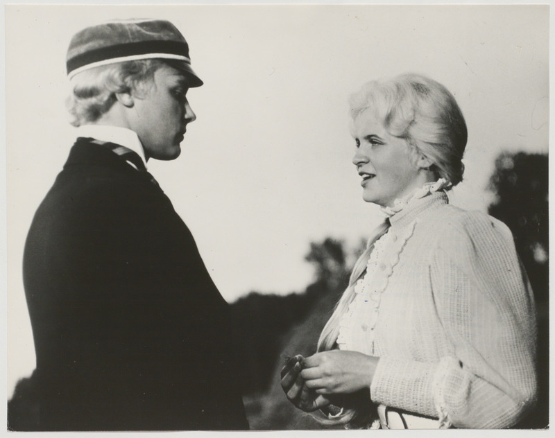 Vasakul Arno (Arno Liiver), paremal Teele (Riina Hein)