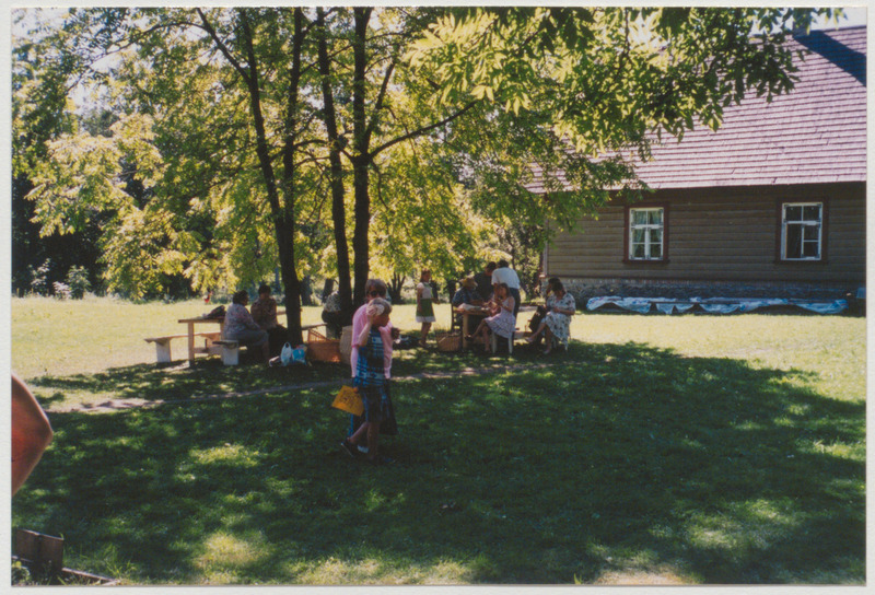 Palamuse muuseumi ees toimuv vitspunumise kursus