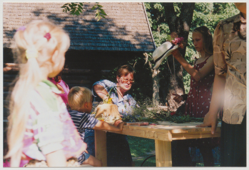 Palamuse muuseumi ees toimuv lilleseadekursus