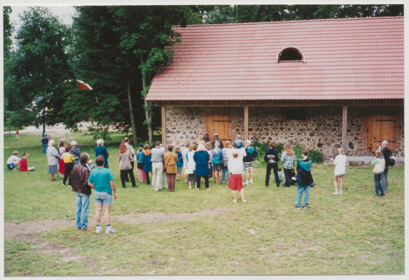 Palamusel toimuvad näitemängupäevad. Etendus kirikumõisa aida ees