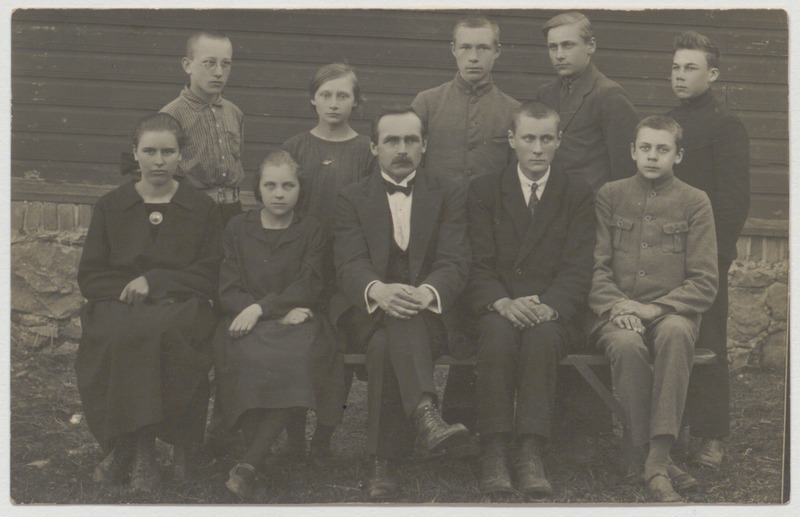 Palamuse kooli õpilased-lõpetajad ja õpetaja Eduard Oja 1924. a