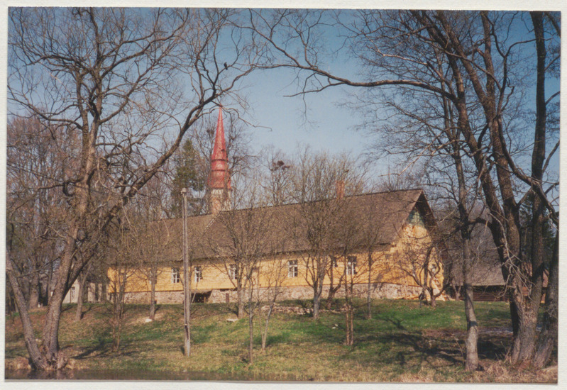 Foto vaatega Palamuse muuseumile üle Amme jõe, hoone tagakülg