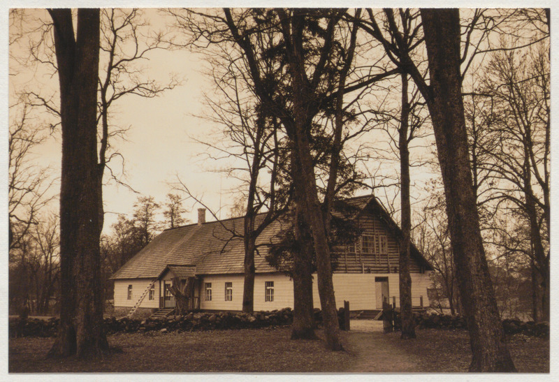 Foto vaatega Palamuse muuseumihoonele kiriku eest. Välisvoodri vahetus