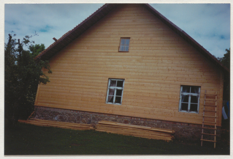 Foto vaatega Palamuse muuseumihoonele lõunast, välisvoodri vahetus