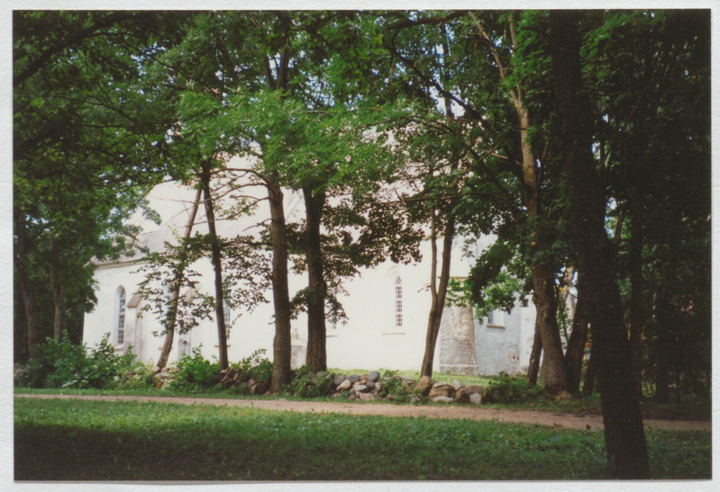 Foto vaatega Palamuse kiriku lõunaküljele muuseumi õuelt