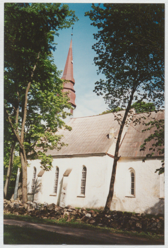 Vaade Palamuse kiriku lõunaküljele muuseumi õuelt