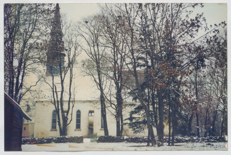 Vaade Palamuse kiriku lõunaküljele muuseumi õuelt