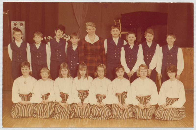 Palamuse Keskkooli keskastme rahvatantsurühm