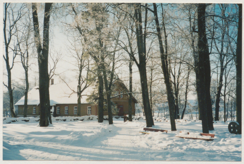Palamuse muuseumi koolihoone vaatega kiriku eest