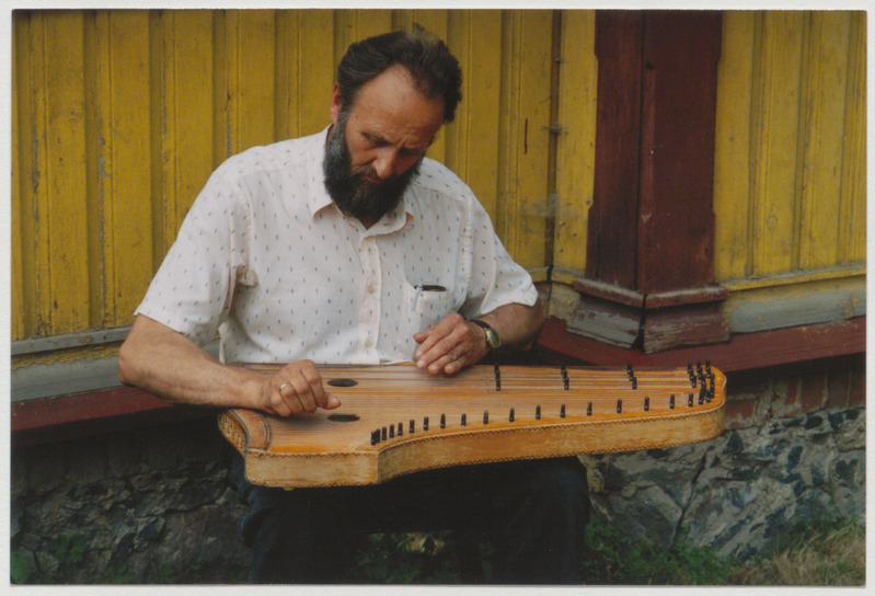 Theodor Lutsu filmipäevadel mälestustahvli avamine. Musitseerib Aavo Saarva