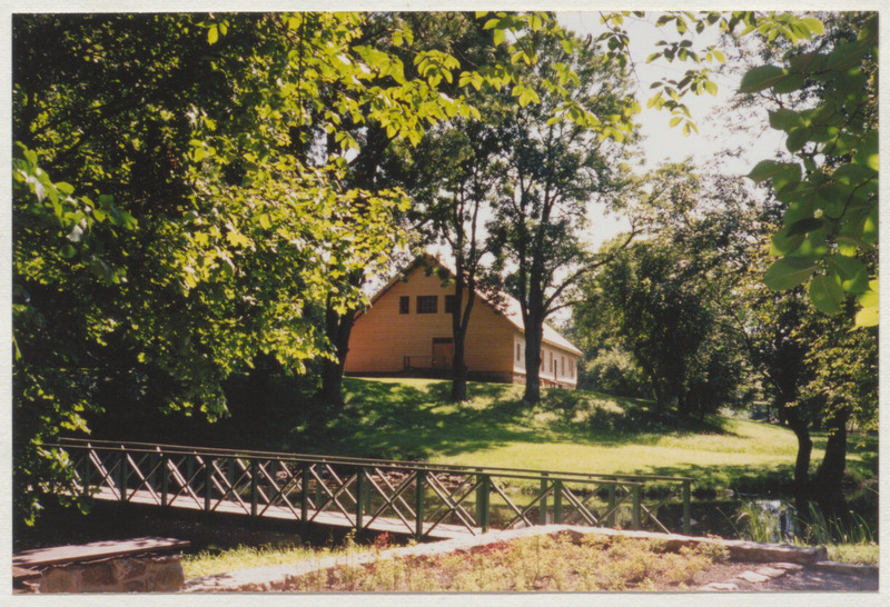 Vaade Palamuse muuseumi koolihoonele üle Amme jõe