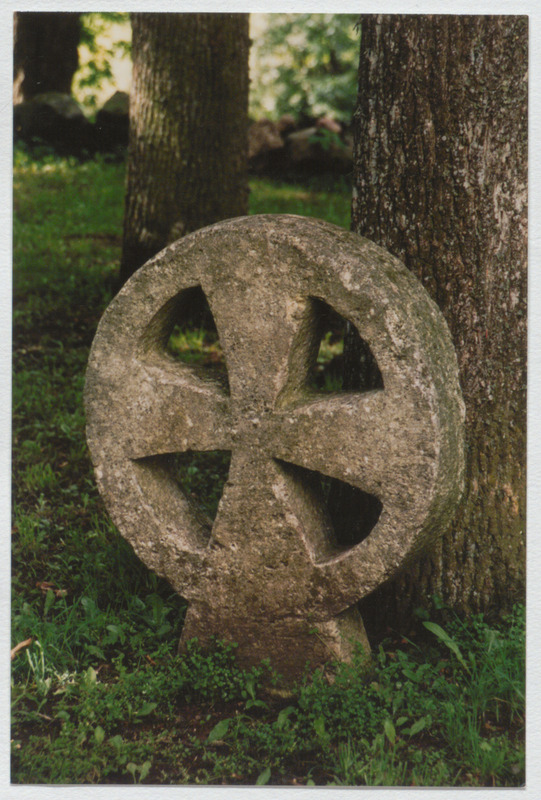 Kivirist Palamuse kiriku ees