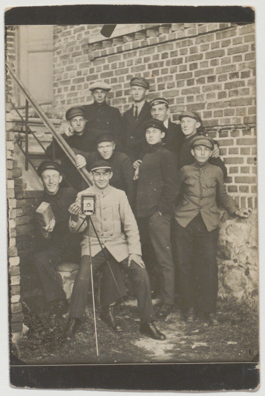 Pärnu reaalkooli ja ühisreaalgümnaasiumi noormehed trepil 1921. aastal