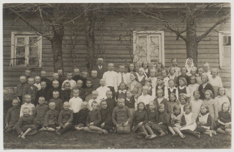 Tsäpsi algkooli õpilased õpetajatega 1933. aastal