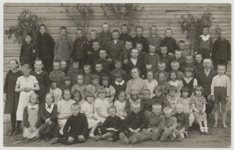 Tsäpsi algkooli õpilased õpetajatega 1936. aastal