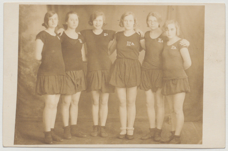 Tüdrukud spordiriietuses 1930. aastal