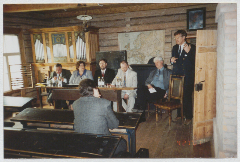 Riigikogu liikmed Palamuse muuseumi klassitoas 2001. aastal