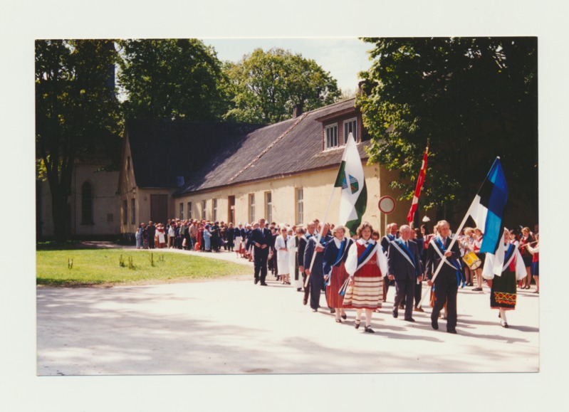 Pidulik rongkäik Palamuse kirikust kalmistule. Vabadussamba taasavamine