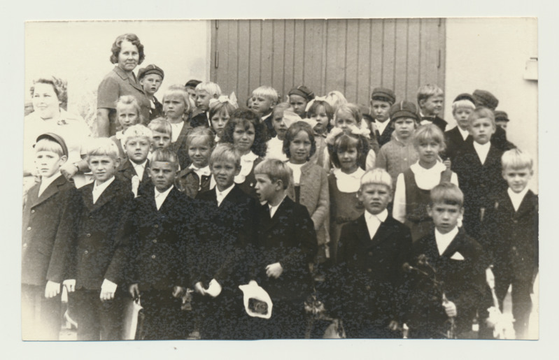 I ja II kl söökla trepilt jälgimas O. Lutsu nim Palamuse Keskkooli avamise tseremooniat 1. sept 1975. a