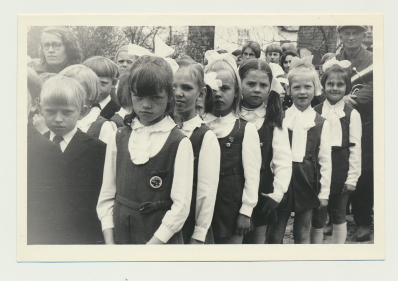 Õpetaja Vaike Soodla oma I klassiga Palamuse Keskkooli uue hoone nurgakivi panekul, 25.05.1974