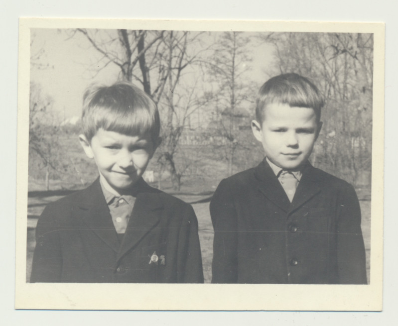 Foto kahe koolipoisiga