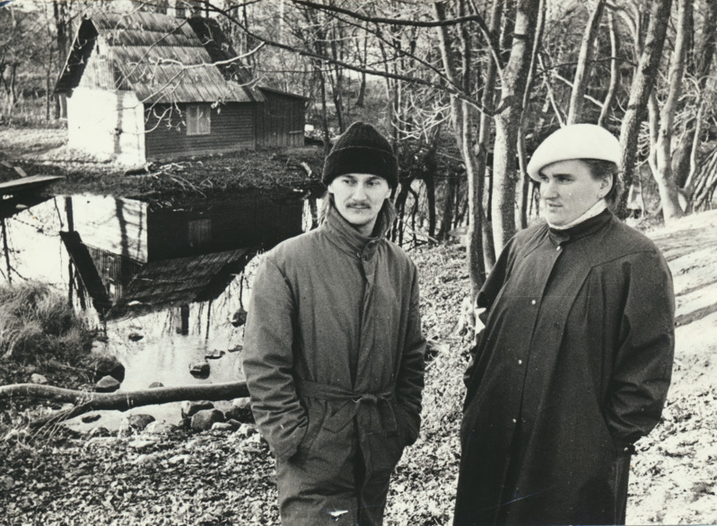 Palamuse kultuuritöötajad Tiina ja Arne Tegelmann vestlevad Palamuse Kooliallika kohal oleval kaldapealsel