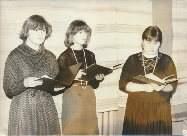 Esinevad Palamuse noored Hele Värnik, Virve Tallinn ja juhendaja Tiina Tegelmann