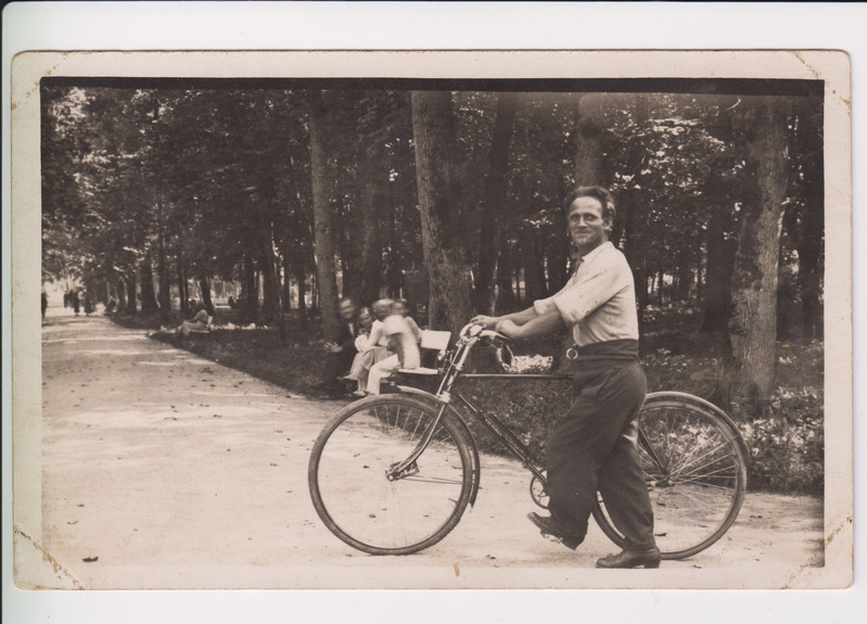 Põltsamaa, Johannes Sulg jalgrattaga pargis