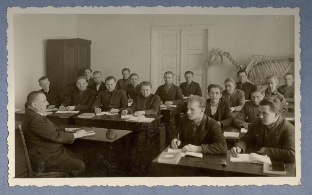 foto, õppetöö klassis Vodja Töödejuhatajate Koolis  1941.a.