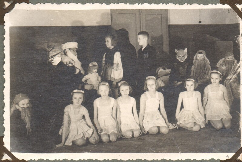 foto, näidendi tegelased  Paide Keskkoolis  1957.a.