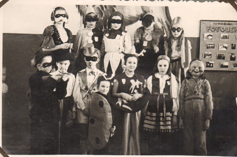 foto,karnevali  tegelased  Paide Keskkoolis  1957.a.