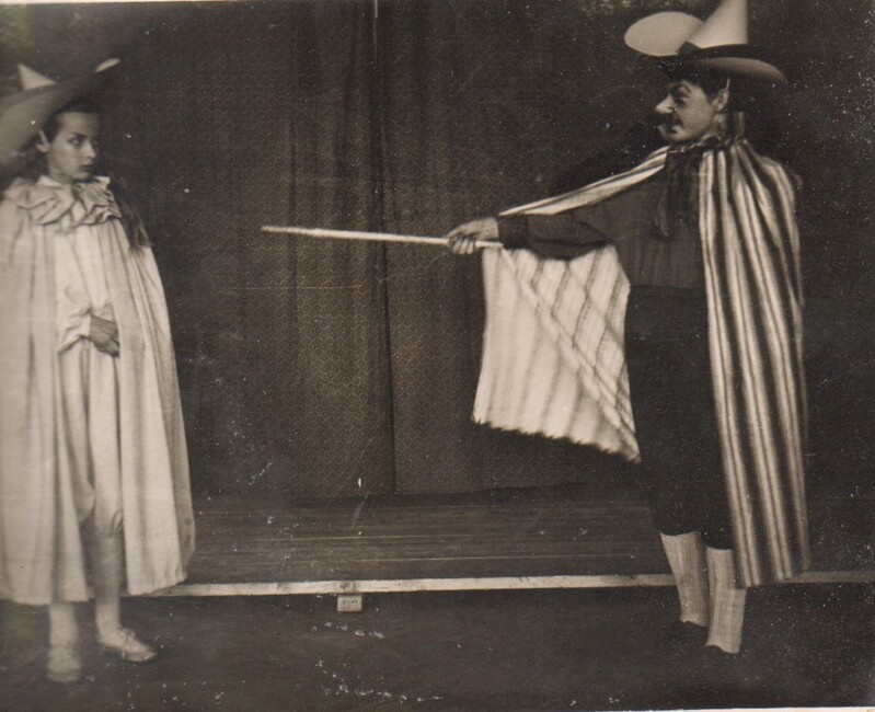 foto,  Paide Keskkooli pioneerimaleva näitering esinemas ülevaatusel 1957.a.