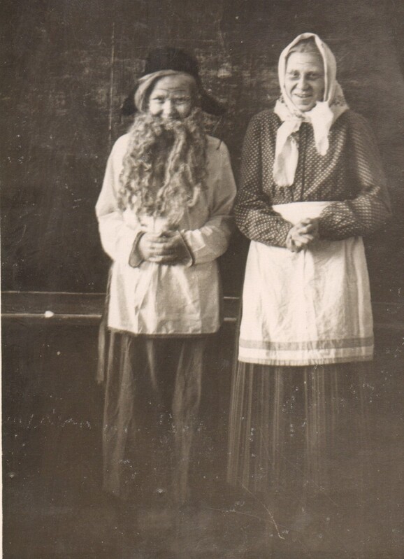 foto,  Paide Keskkooli pioneerimaleva näitering esinemas ülevaatusel 1957.a.
