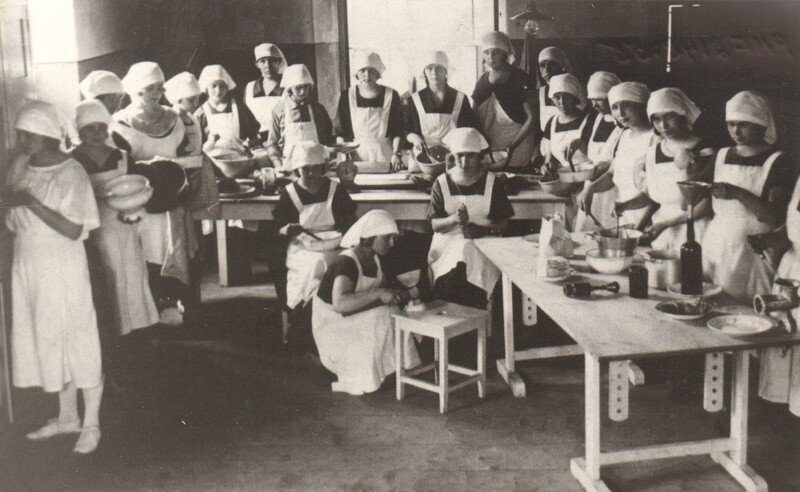 fotokoopia, Paide Ühisgümnaasiumi kodundusklassi õpilased tunnis (Pärnu t. majas) 1927.a.