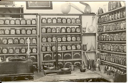 foto, 18.saj. apteek Paide muuseumis 1930-ndatel a.