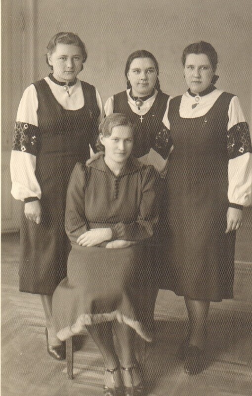 foto, grupifoto Vodja Põllutöökooli õpilased ja õpetaja Helmi Krass - Riesen 1930-ndatel a.