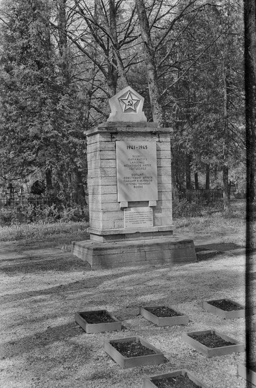 negatiiv, vennashaud Paides Reopalu kalmistul 1970-ndatel a.