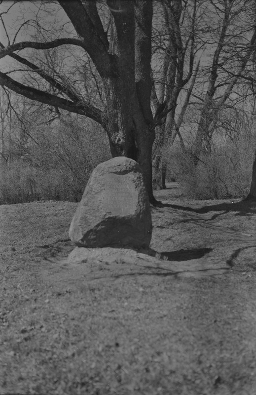 negatiiv, J.Raudmetsa mälestuskivi Kirnas 1970-ndatel a.