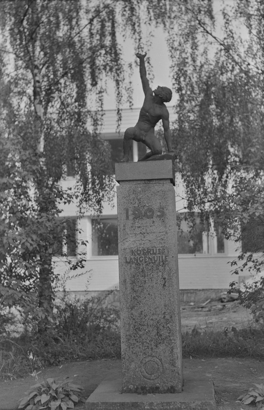 negatiiv, 1905.a. langenute monument Koerus 1970-ndatel a.