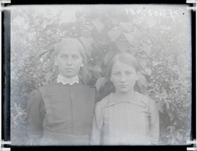 klaasnegatiiv, Helmi Tohvelmann ja Anni Mikser, Lõõla 1916.a.