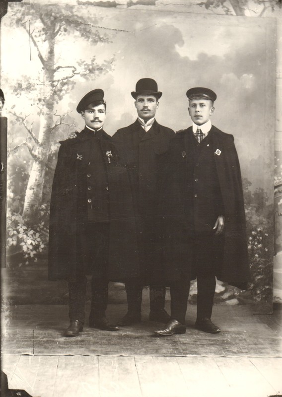 klaasnegatiiv ja foto,  Luik, kolme noormehe fotoportree 1910.a.