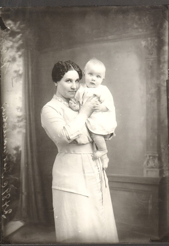 klaasnegatiiv ja foto, Elmanovitsh, ema lapsega 20.saj. alguses