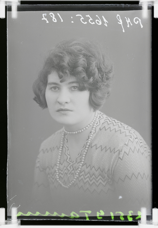 klaasnegatiiv, Tamm, naise rinnaportree, Paide 1930-ndad a.