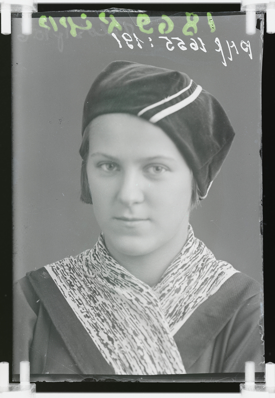 klaasnegatiiv, Lipp, tütarlapse rinnaportree, Paide 1930-ndad a.