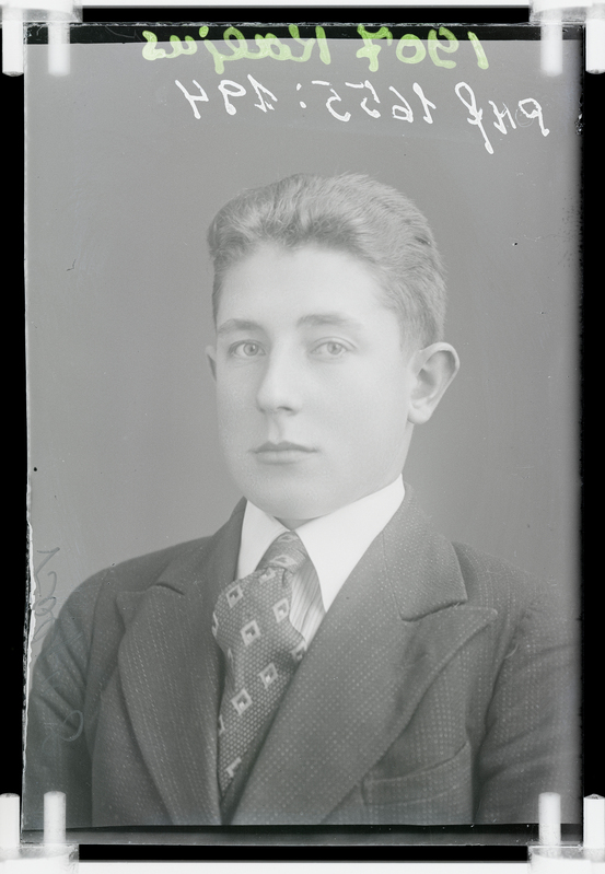 klaasnegatiiv, Kaljus, noormehe rinnaportree, Paide 1930-ndad a.